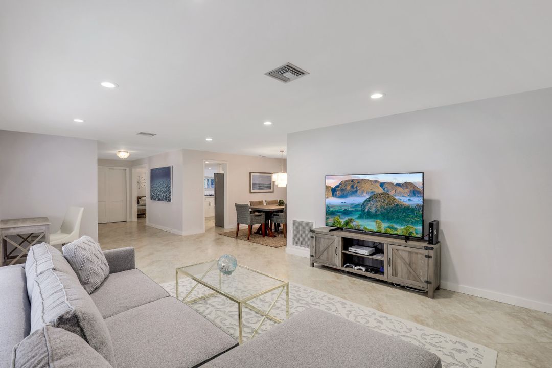 696 Regatta Ct, Naples, FL 34103