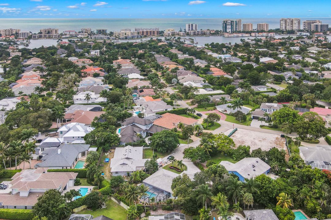 696 Regatta Ct, Naples, FL 34103