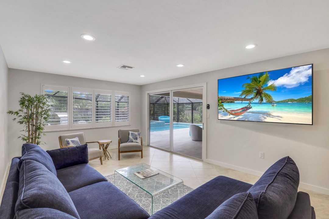 696 Regatta Ct, Naples, FL 34103