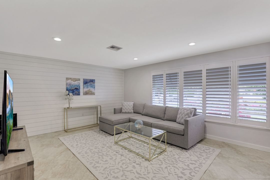 696 Regatta Ct, Naples, FL 34103