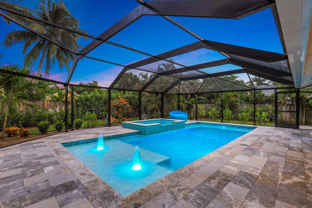 696 Regatta Ct, Naples, FL 34103