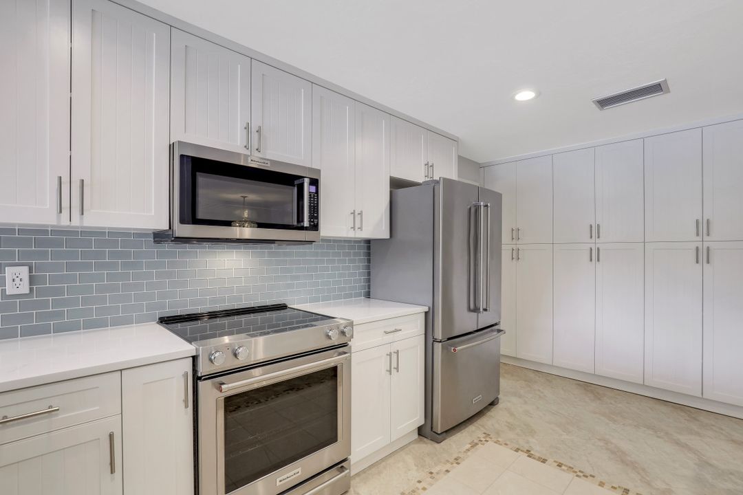 696 Regatta Ct, Naples, FL 34103