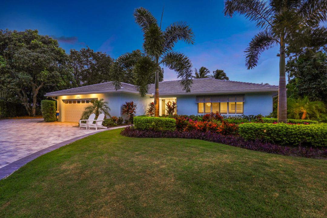 696 Regatta Ct, Naples, FL 34103