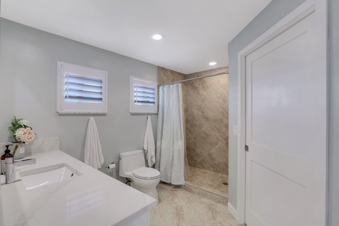 696 Regatta Ct, Naples, FL 34103