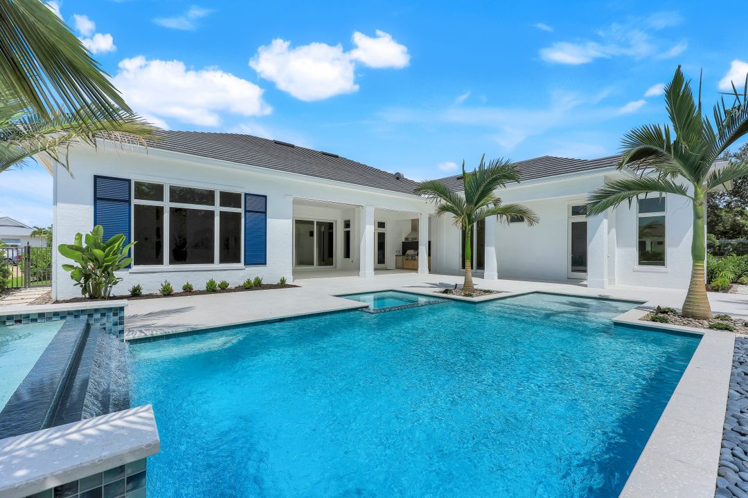 16767 Enclave Cir, Naples, FL 34110