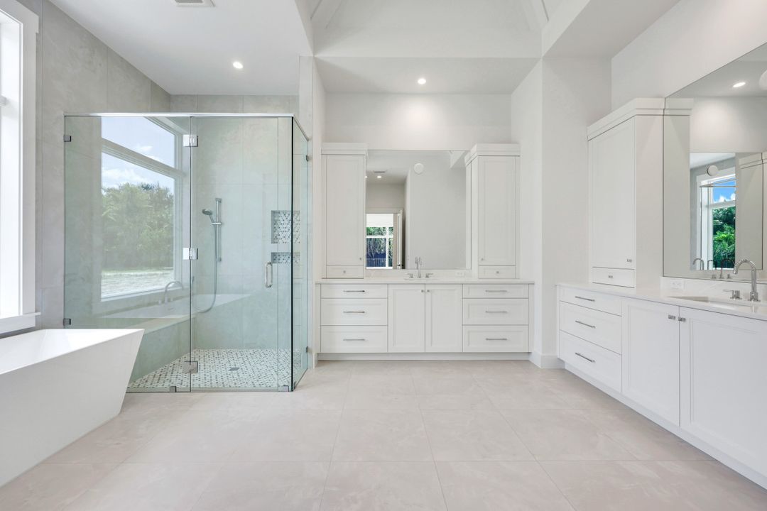 16767 Enclave Cir, Naples, FL 34110