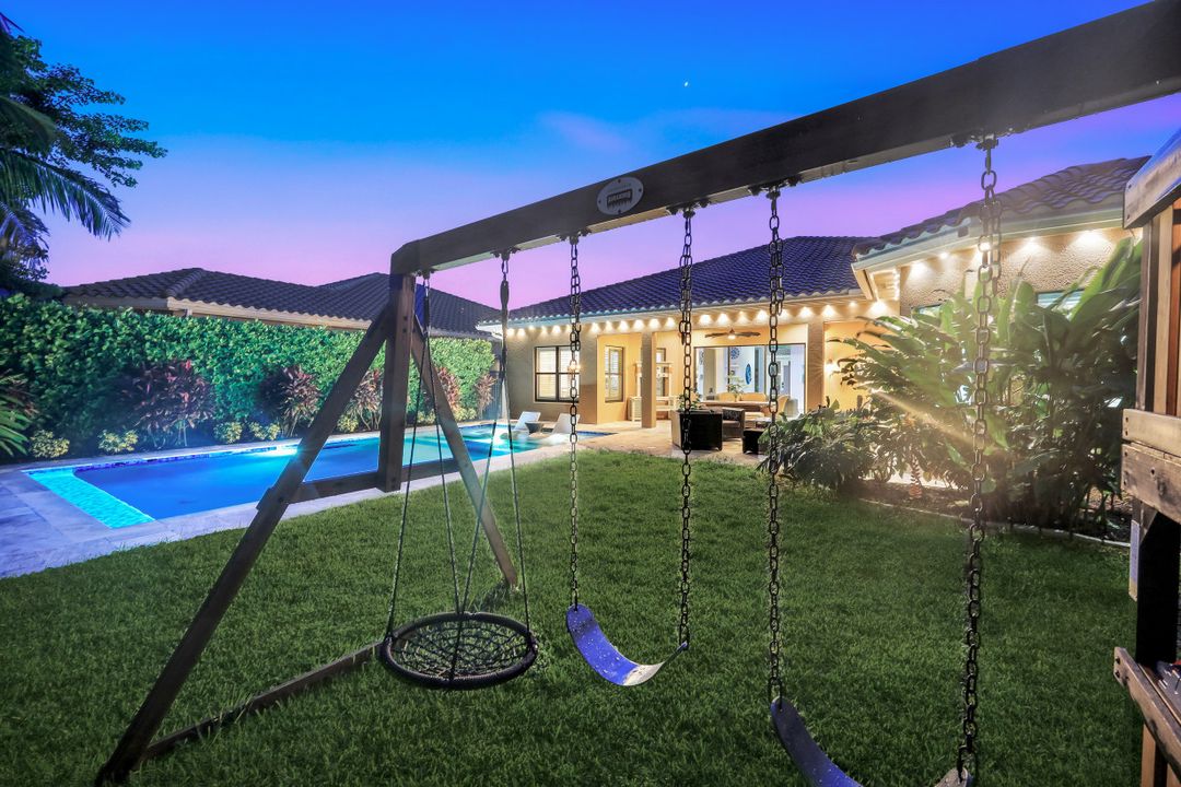 2704 Crystal Way, Naples, FL 34119