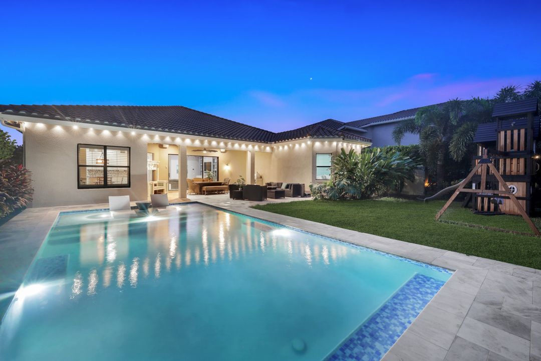 2704 Crystal Way, Naples, FL 34119