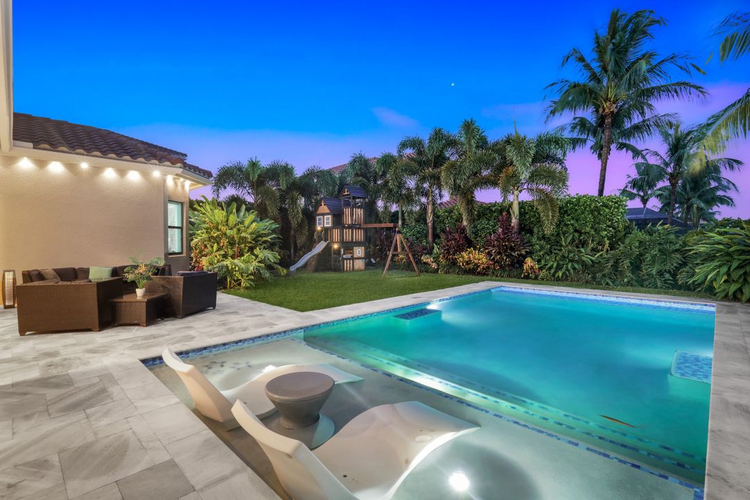 2704 Crystal Way, Naples, FL 34119