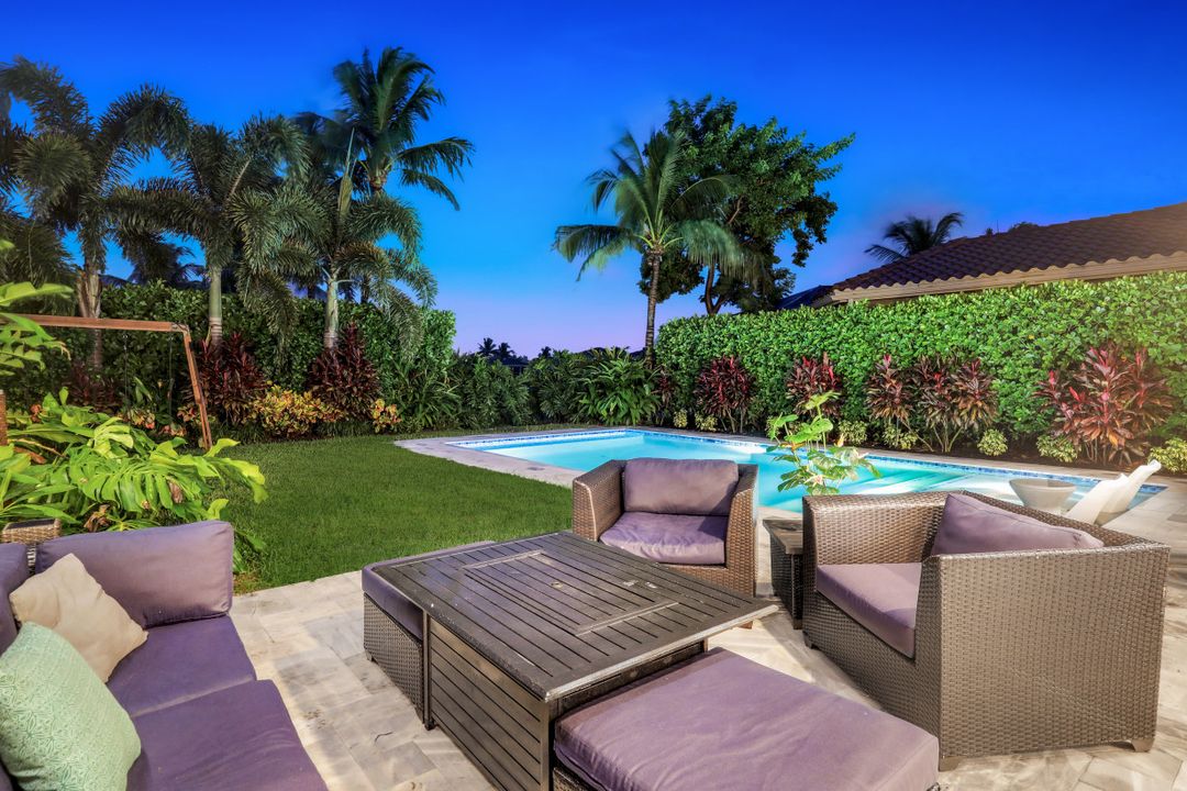 2704 Crystal Way, Naples, FL 34119