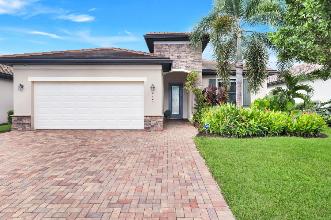 9445 Glenforest Dr, Naples, FL 34120