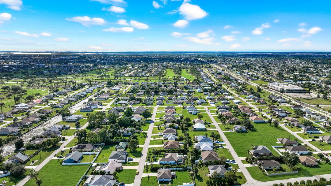 831 SW 17th Terrace, Cape Coral, FL 33991