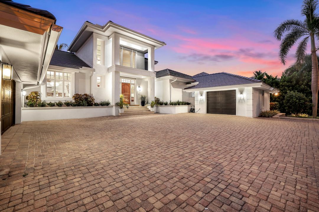 400 Springline Dr, Naples, FL 34102