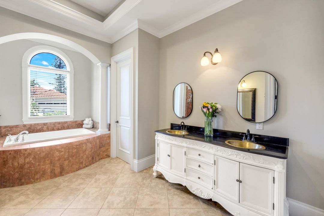 541 Taylor Ct, Marco Island, FL 34145