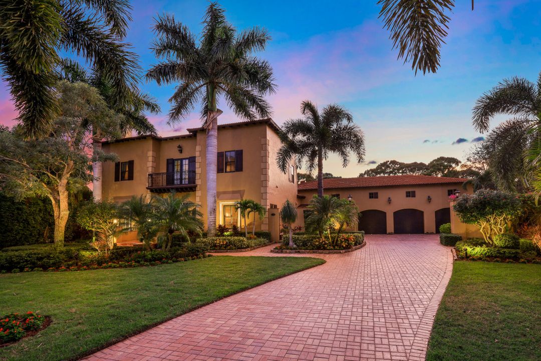 353 Chancery Cir, Naples, FL 34110