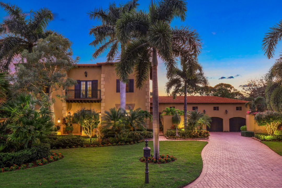 353 Chancery Cir, Naples, FL 34110