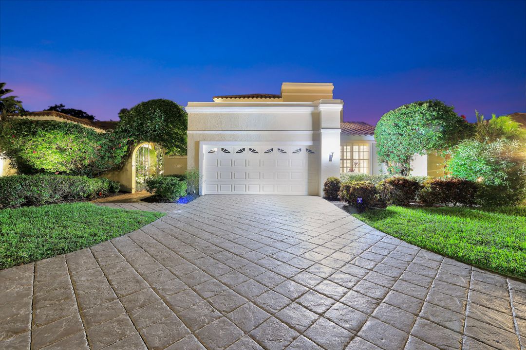 211 Via Napoli, Naples, FL 34105