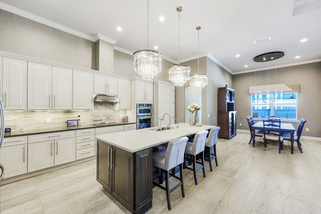 9075 Breakwater Dr, Naples, FL 34120