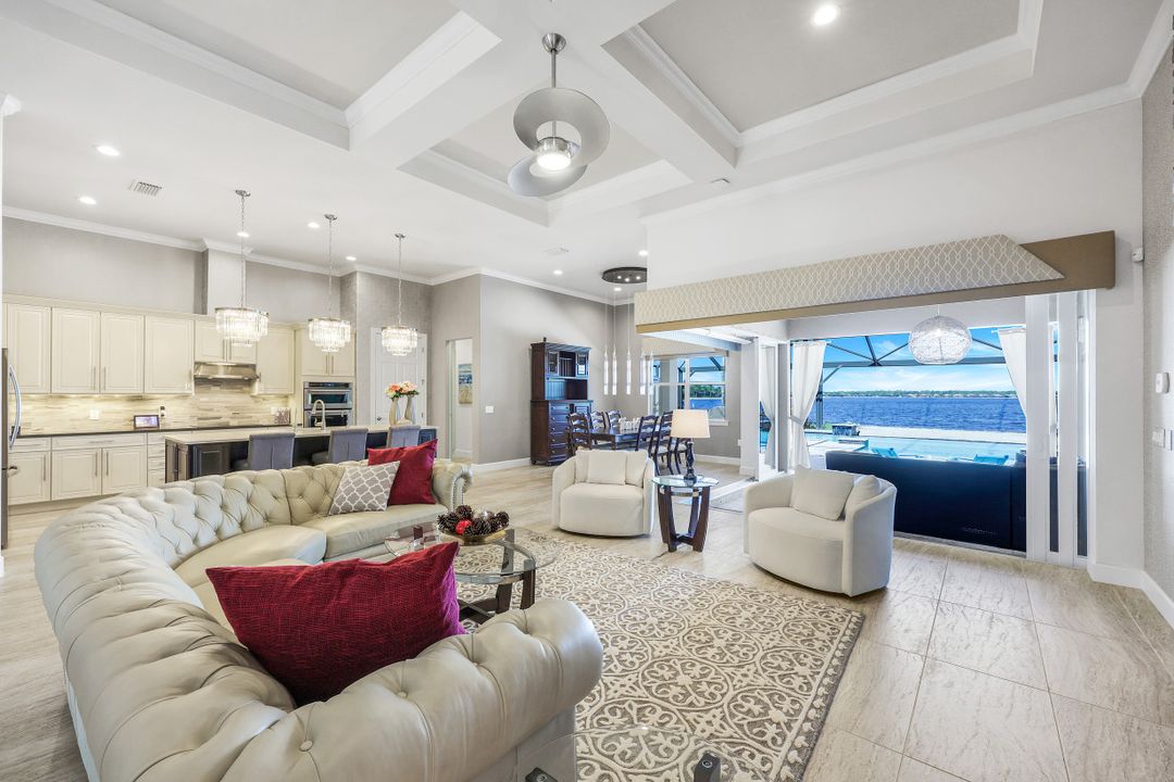 9075 Breakwater Dr, Naples, FL 34120