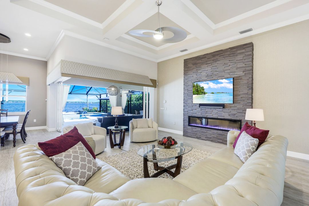 9075 Breakwater Dr, Naples, FL 34120