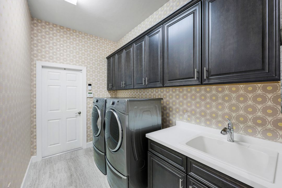 9075 Breakwater Dr, Naples, FL 34120