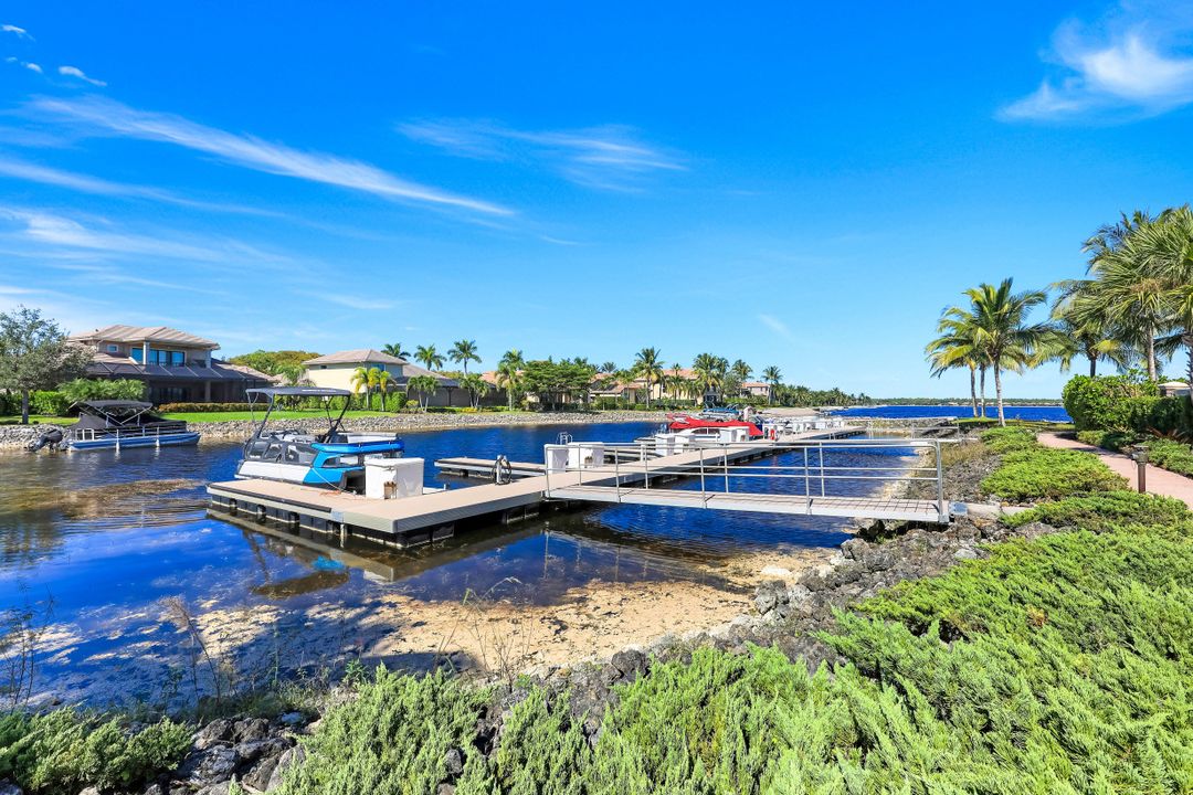 9075 Breakwater Dr, Naples, FL 34120