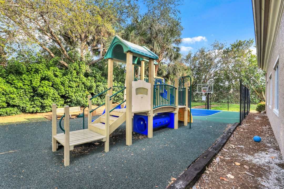 1282 Via Portofino, Naples, FL 34108