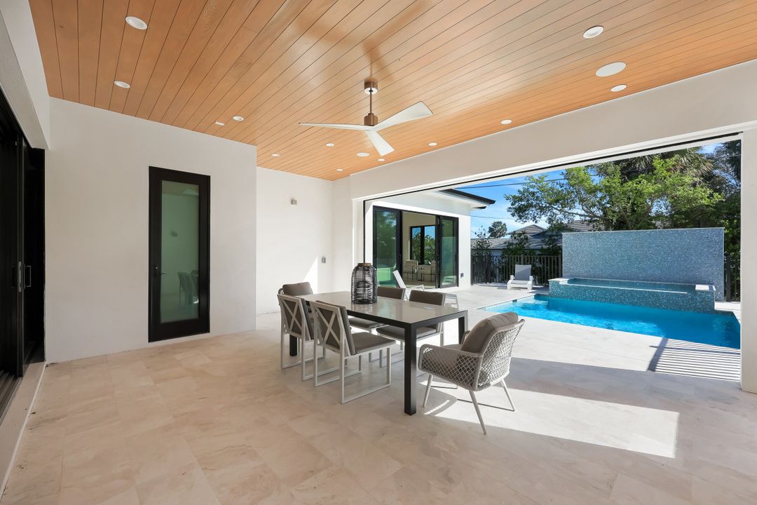 9760 Vanderbilt Dr, Naples, FL 34108