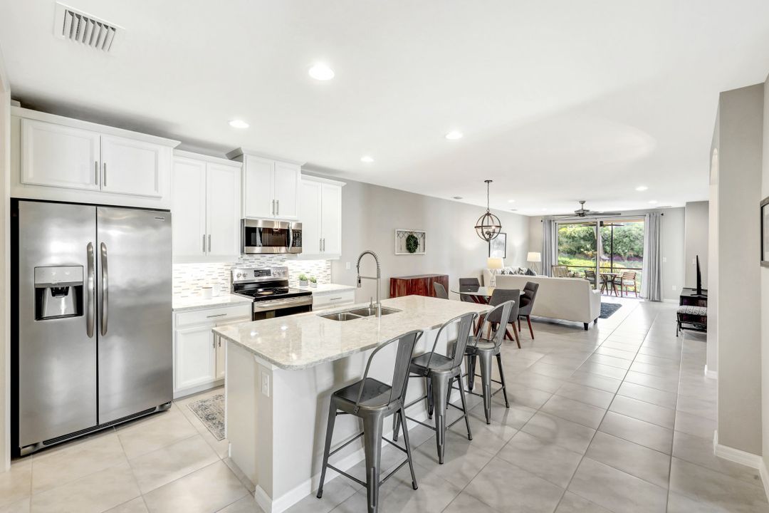 14863 Edgewater Cir, Naples, FL 34114