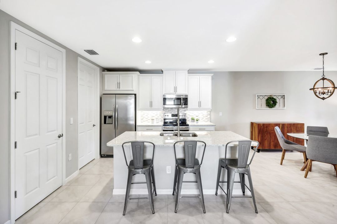 14863 Edgewater Cir, Naples, FL 34114