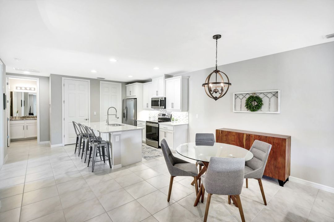 14863 Edgewater Cir, Naples, FL 34114