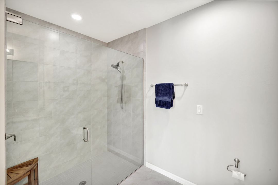 14863 Edgewater Cir, Naples, FL 34114