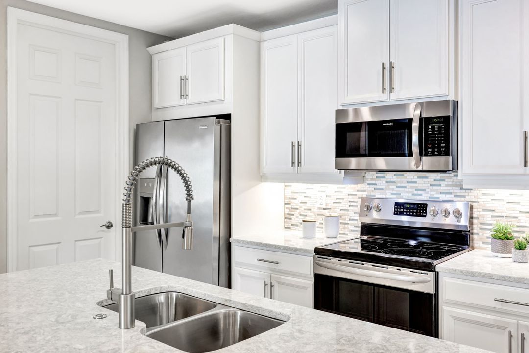 14863 Edgewater Cir, Naples, FL 34114