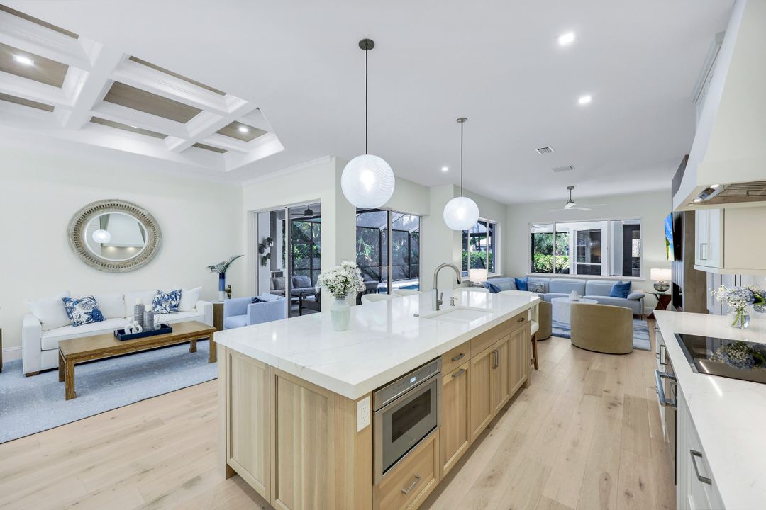 237 Charleston Ct, Naples, FL 34110