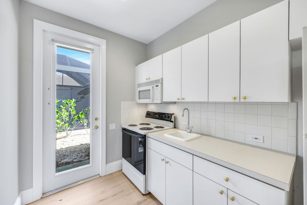 237 Charleston Ct, Naples, FL 34110