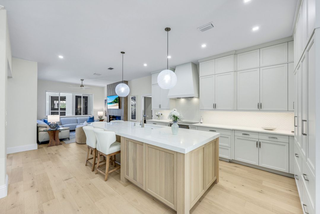 237 Charleston Ct, Naples, FL 34110