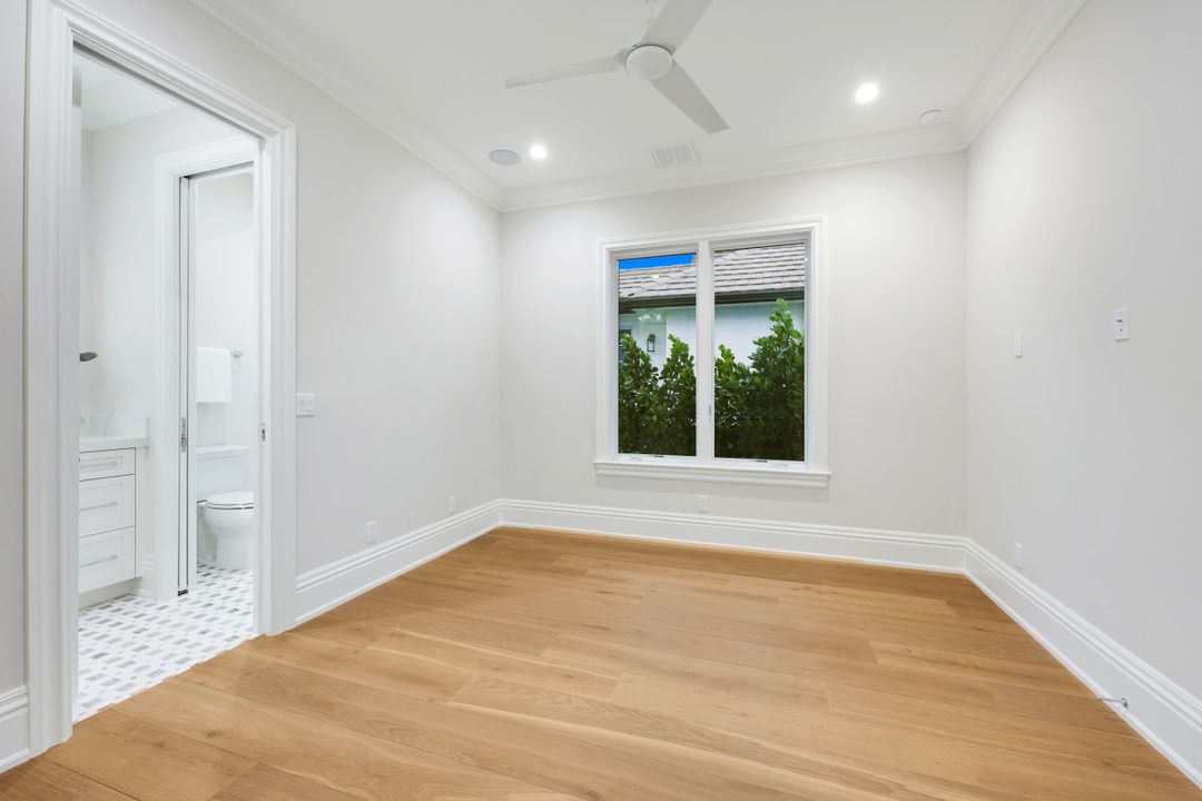 726 Riviera Dr, Naples, FL 34103