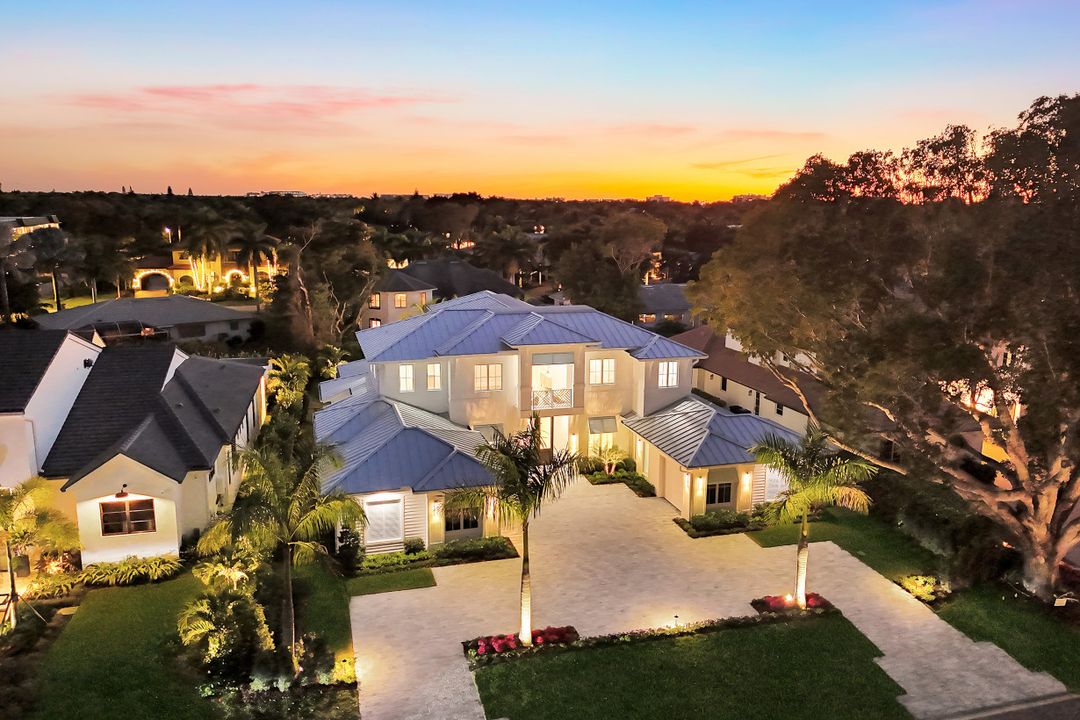 726 Riviera Dr, Naples, FL 34103