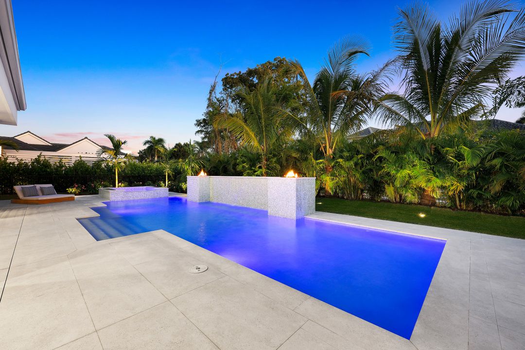 726 Riviera Dr, Naples, FL 34103