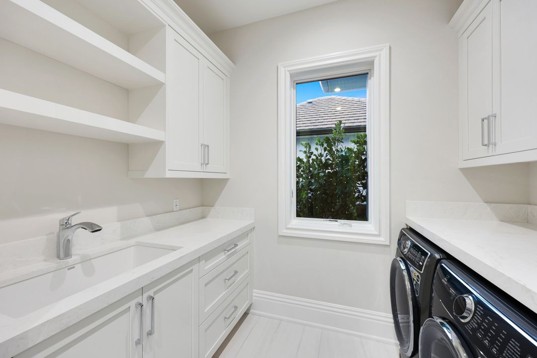 726 Riviera Dr, Naples, FL 34103