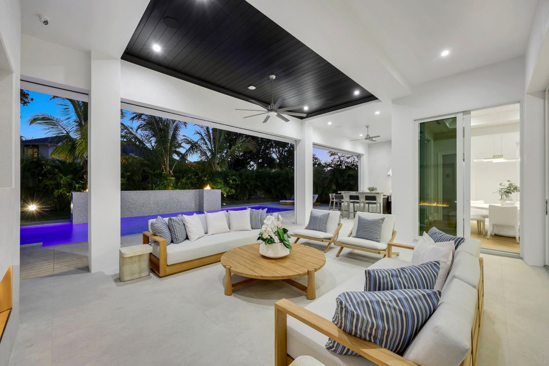 726 Riviera Dr, Naples, FL 34103