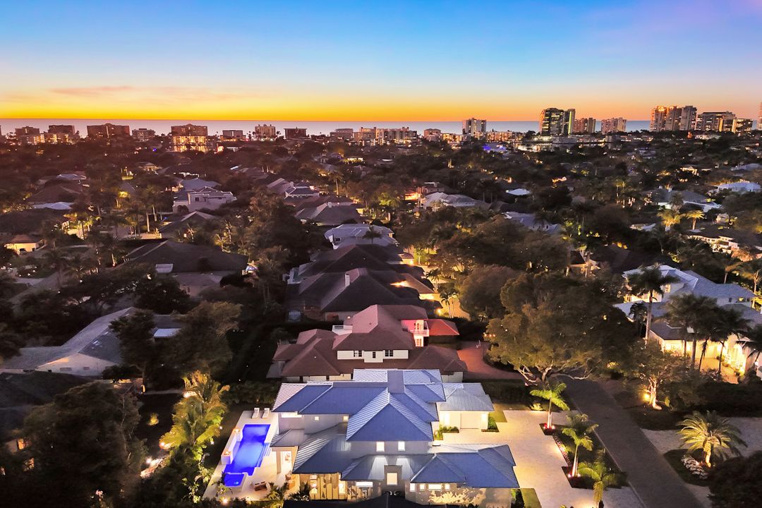 726 Riviera Dr, Naples, FL 34103