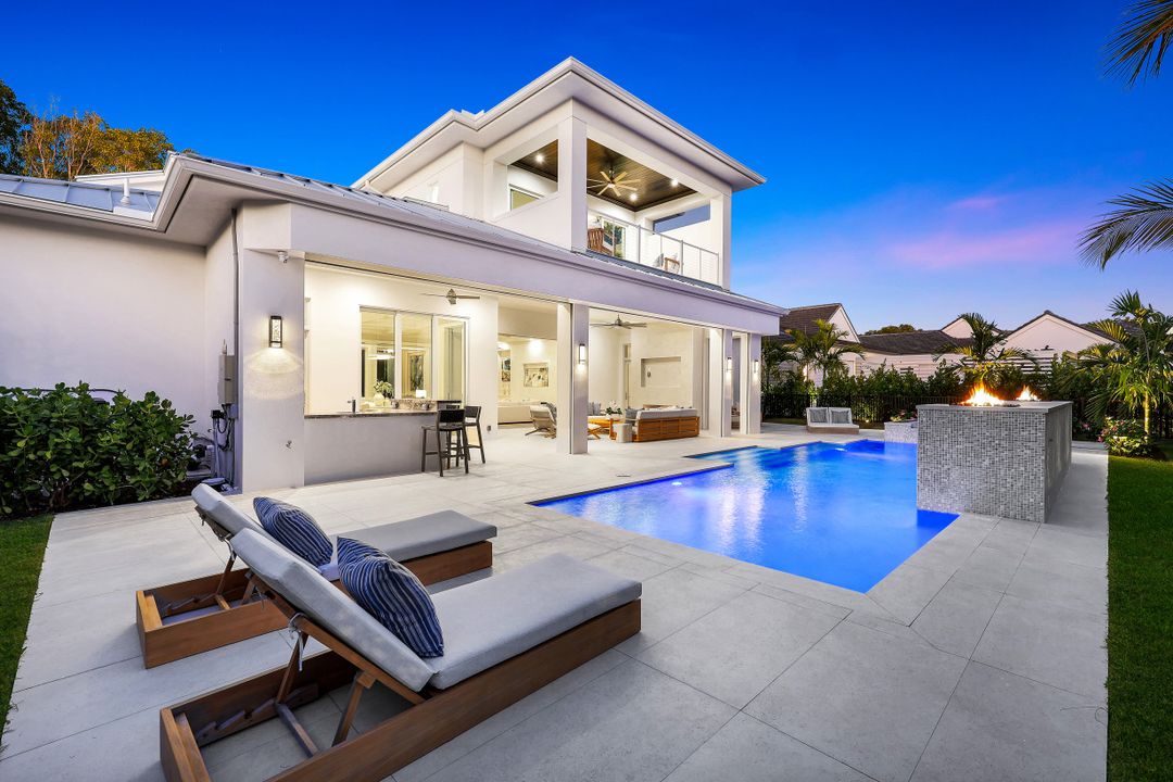 726 Riviera Dr, Naples, FL 34103