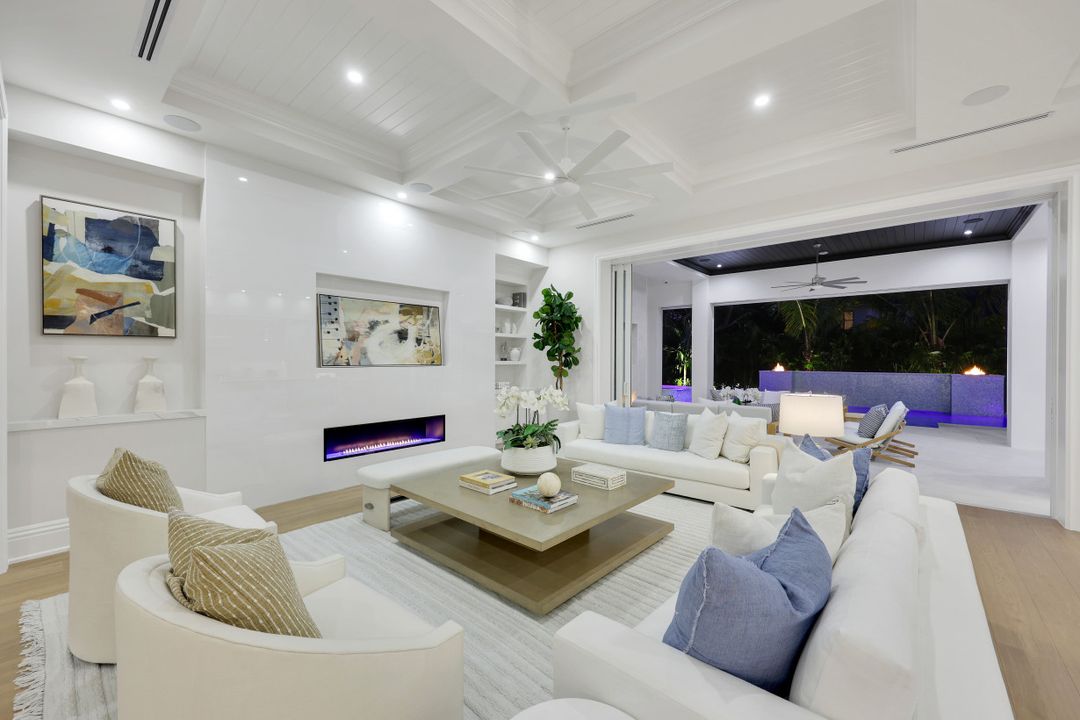 726 Riviera Dr, Naples, FL 34103