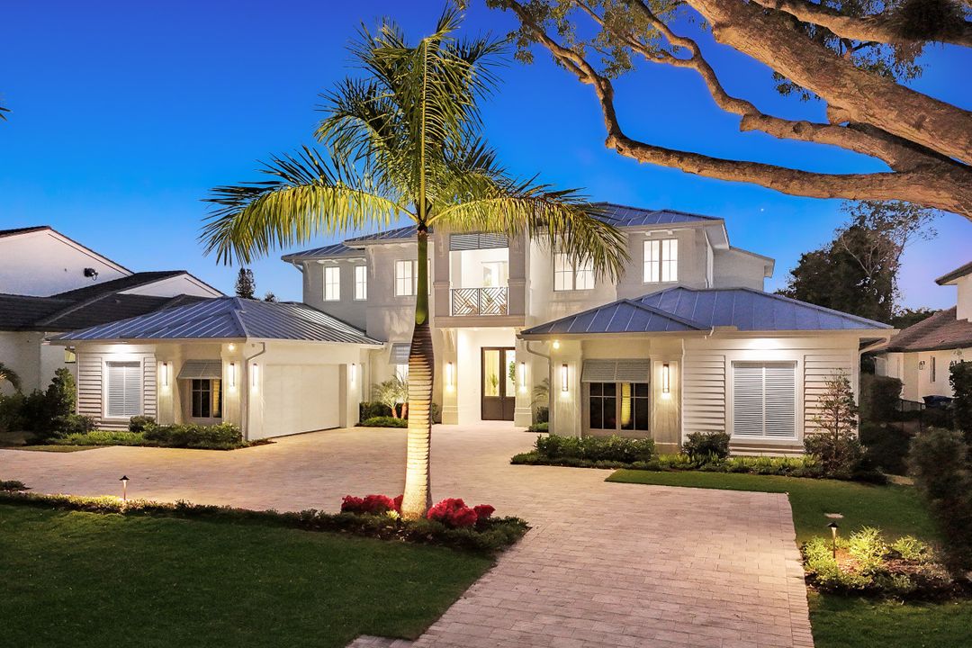 726 Riviera Dr, Naples, FL 34103