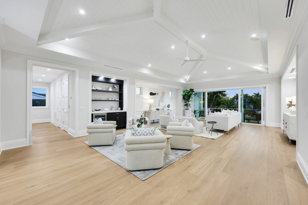 726 Riviera Dr, Naples, FL 34103