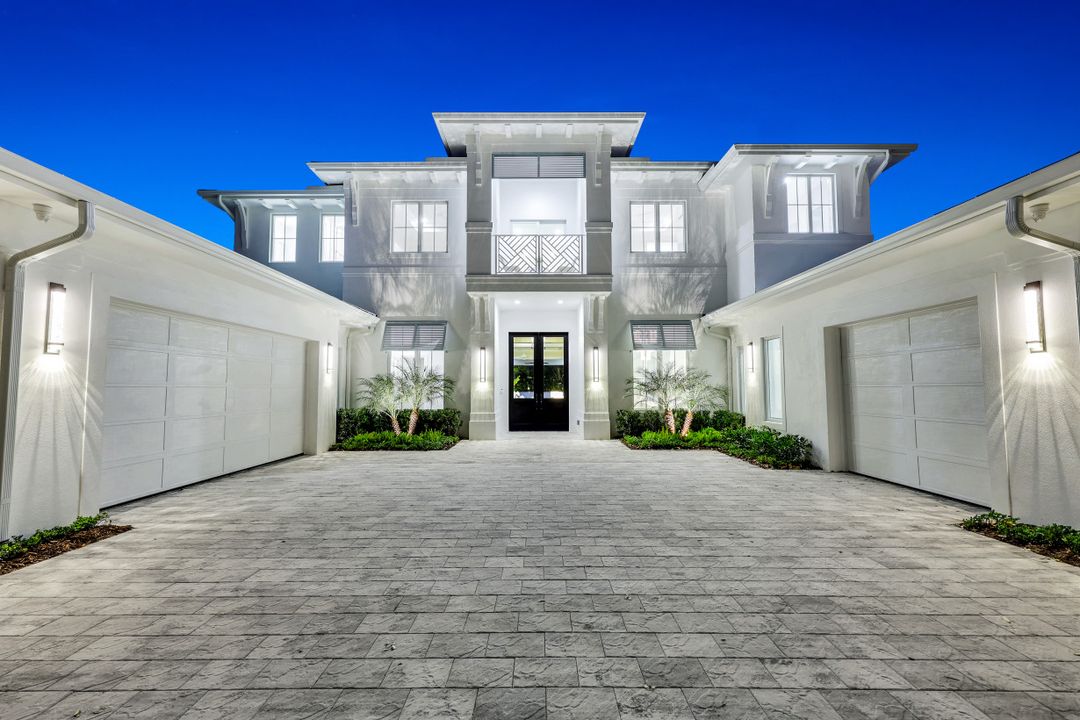 726 Riviera Dr, Naples, FL 34103