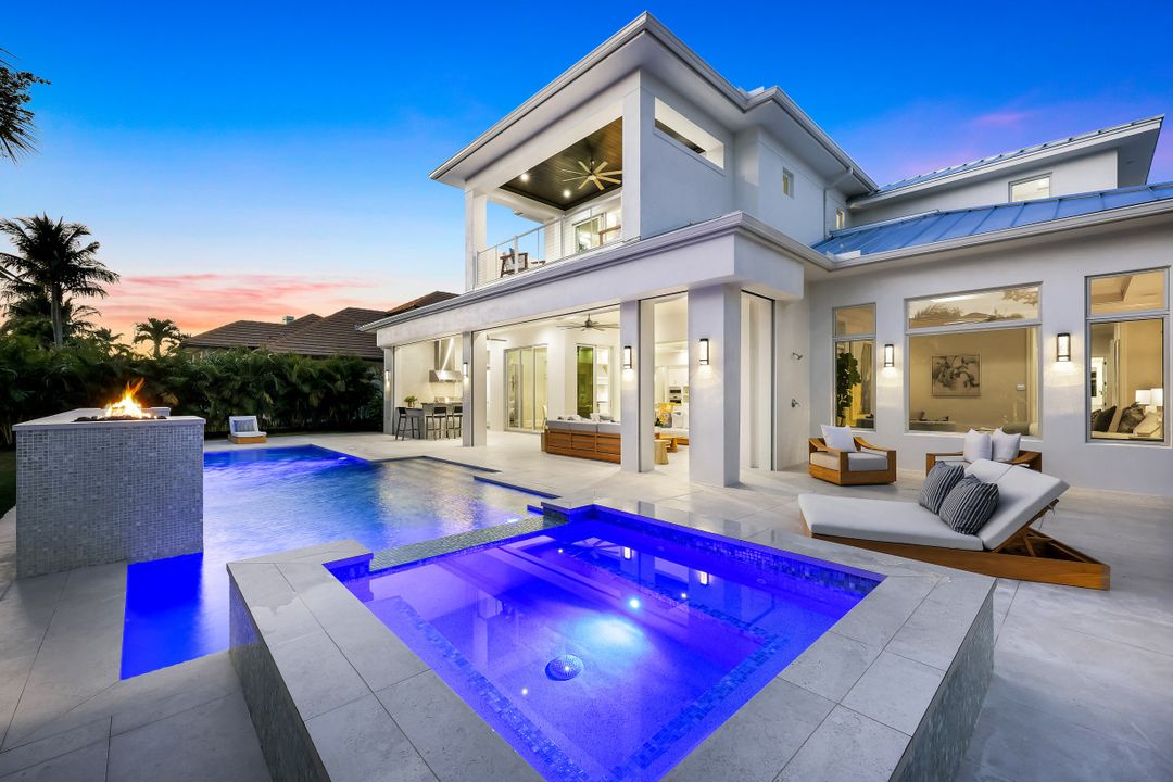 726 Riviera Dr, Naples, FL 34103