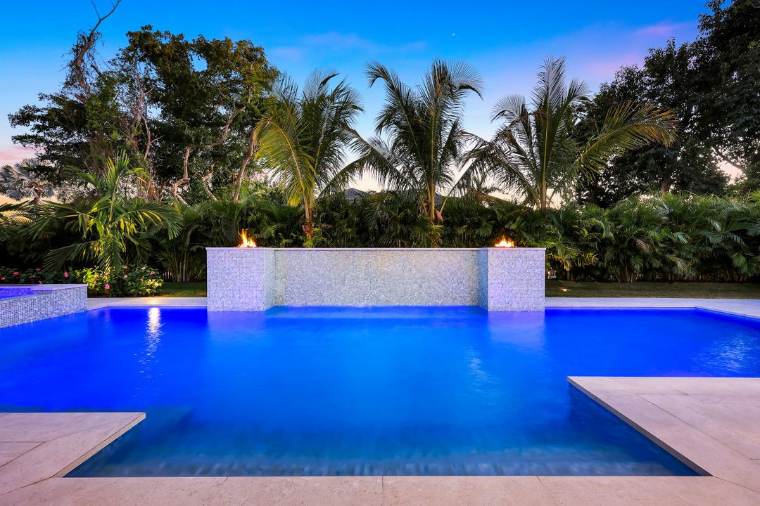 726 Riviera Dr, Naples, FL 34103