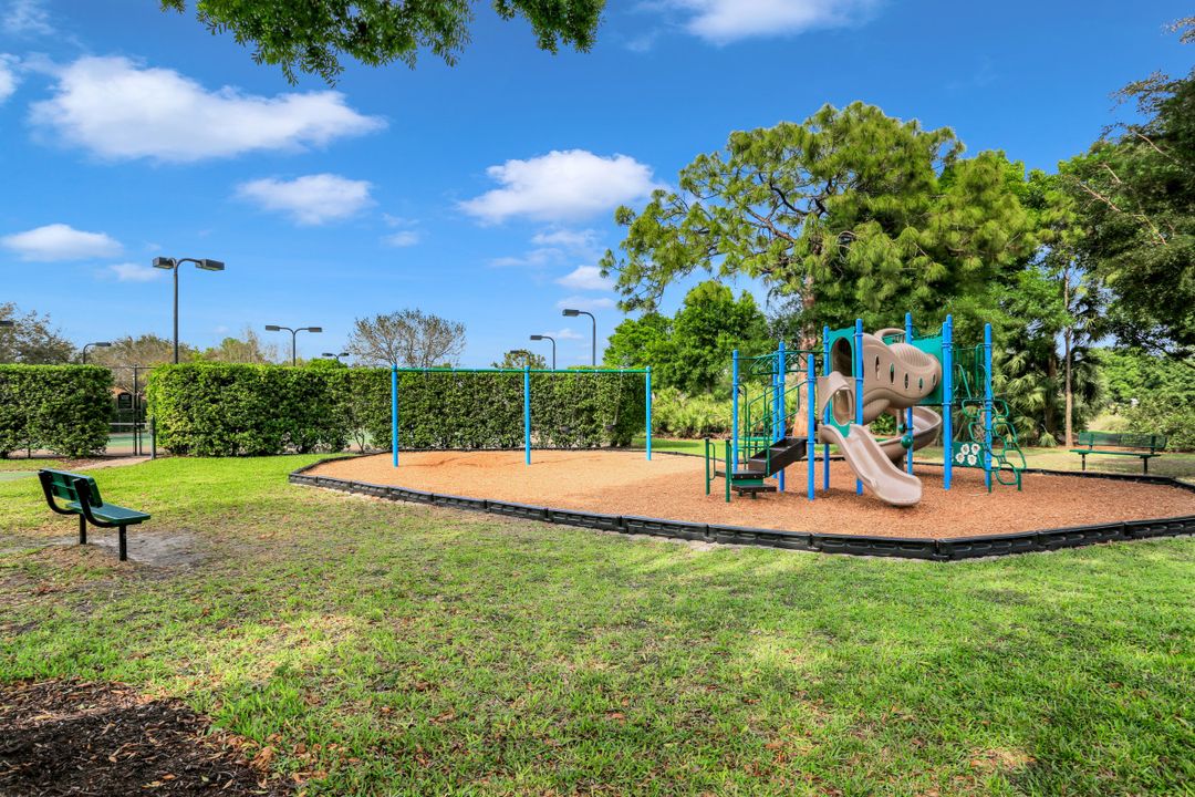 6777 Southern Oak Ct, Naples, FL 34109